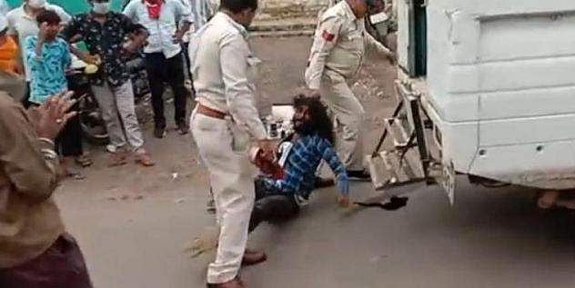 லஞ்சம் தர மறுத்ததால் ஆத்திரம்: சீக்கியரின் முடியை பிடித்து ரோட்டில் தர தரவென இழுத்துச் சென்ற ம.பி போலிஸ்!