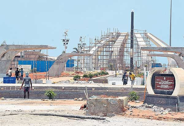 குடியிருப்பு கட்ட ஒதுக்கப்பட்ட  ரூ.22 கோடி நிதியை ஜெயலலிதா நினைவிடம் கட்ட எடுத்த எடப்பாடி அரசு !