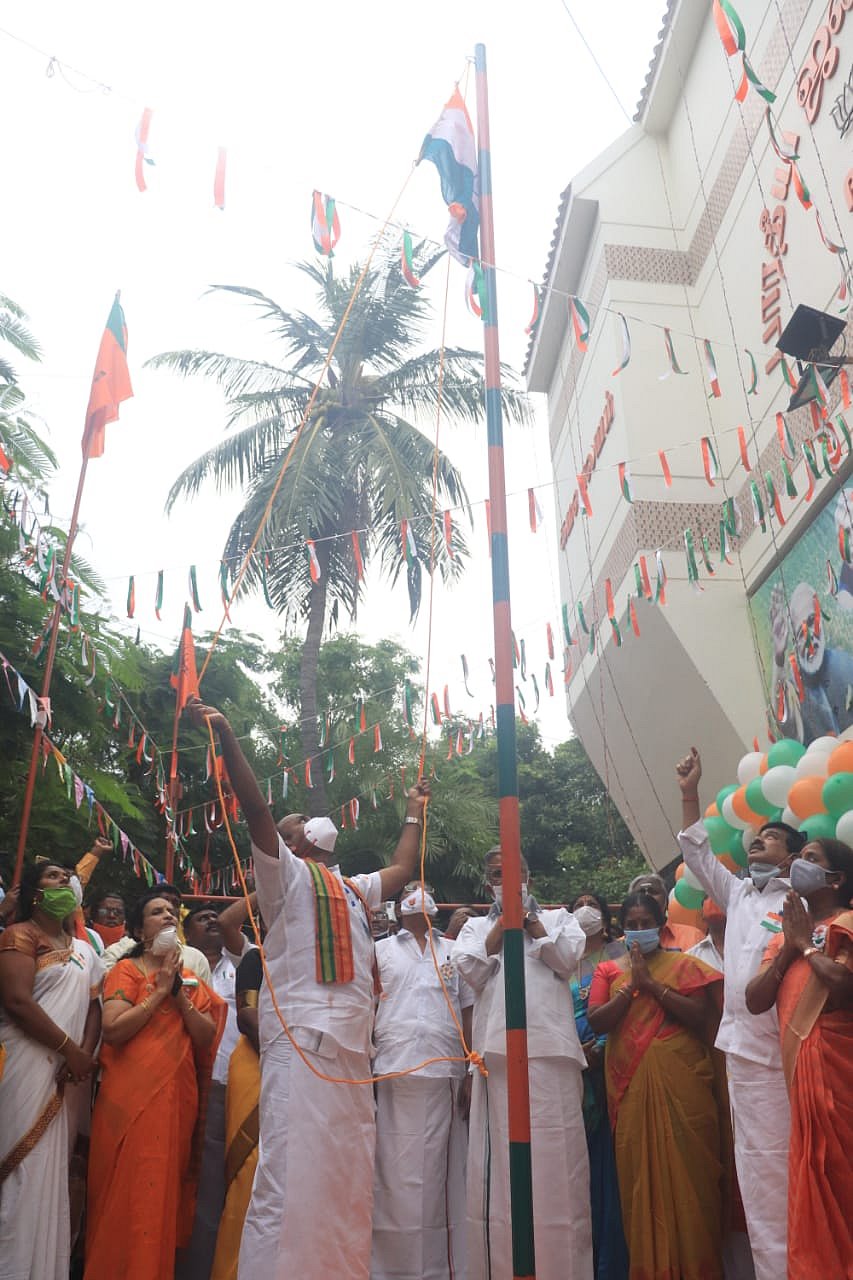 பா.ஜ.க கொடிக் கம்பத்தில் தேசியக்கொடி ஏற்றி அவமதித்த எல்.முருகன் - சென்னை காவல் ஆணையரிடம் புகார்!