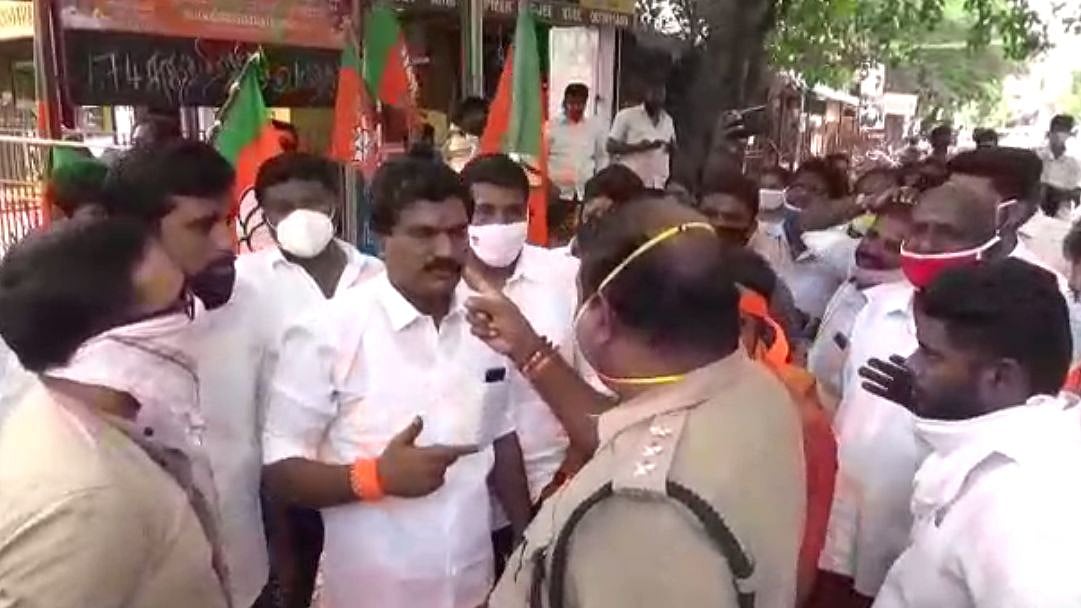 தடையை மீறி பொது இடத்தில் விநாயகர் சிலையை வைத்து வழிபாடு - சென்னையில் பதற்றத்தை உருவாக்கிய பா.ஜ.க!?