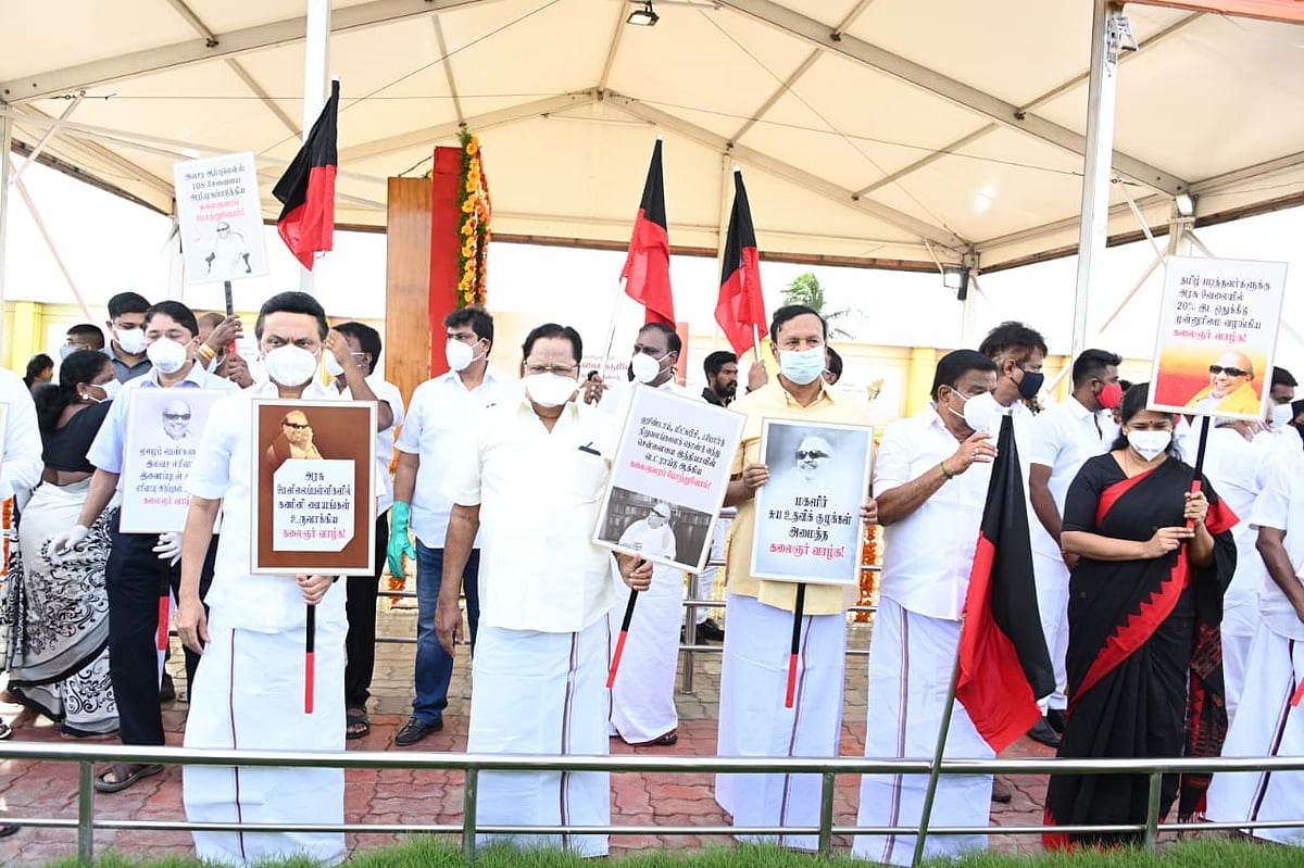 முத்தமிழறிஞர் கலைஞர் நினைவு தினம்: தி.மு.க தலைவர் மு.க.ஸ்டாலின் மலர்தூவி மரியாதை !