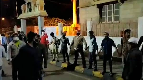 “கலவரத்தின் போது இந்து கோவிலை பாதுகாத்த இஸ்லாமியர்கள்” : பெங்களூரு கலவரத்தின் அதிர்ச்சி பின்னணி!