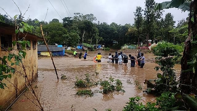 நீலகிரிக்கு ரெட் அலெர்ட்.. தேனி, கோவைக்கு ஆரஞ்சு அலெர்ட்.. 9 மாவட்டங்களில் மிதமான மழைக்கு வாய்ப்பு!