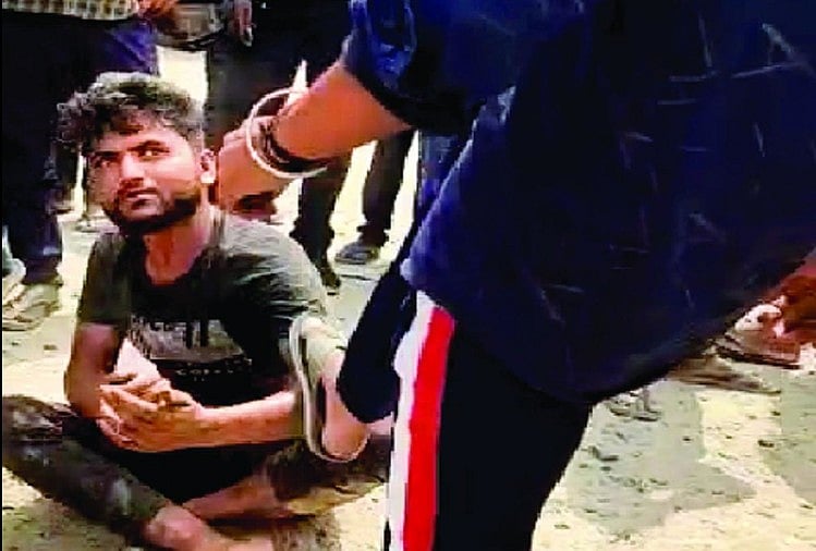 மாட்டிறைச்சி கடத்தியதாகக் கூறி அப்பாவி டிரைவரை காட்டுமிராண்டித்தனமாக தாக்கிய பசு குண்டர்கள்!