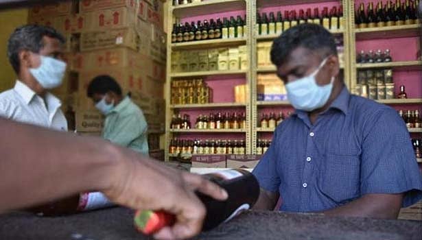 விதிகளை மீறி விற்கப்பட்ட மது - ஒரே நாளில் ரூ.189 கோடிக்கு விற்பனை : குடும்பங்களை சீரழிக்கும் அதிமுக அரசு!