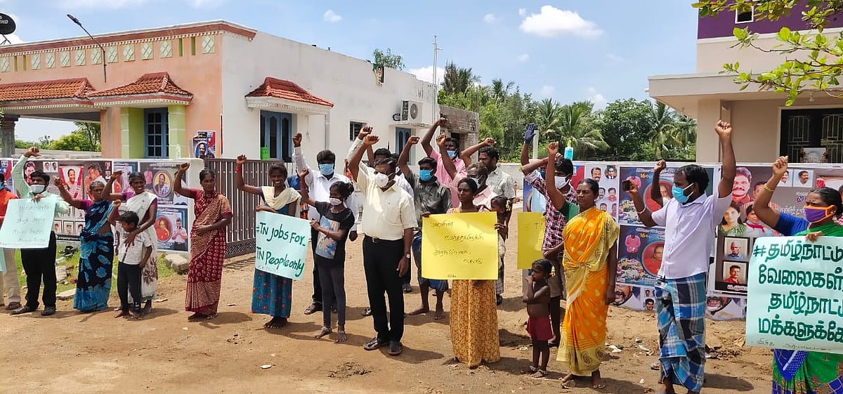 ‘தமிழக அரசு வேலை தமிழர்களுக்கே’ என சட்டம் இயற்றவேண்டும் : தமிழகம் முழுவதும் வி.சி.க போராட்டம்!