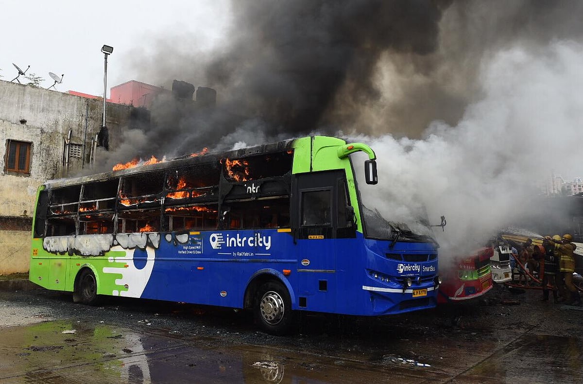 கோயம்பேடு ஆம்னி பஸ் நிலையத்தில் தீ விபத்து : 3 பேருந்துகள் நாசம் - போராடி அணைத்த தீயணைப்புத்துறை!