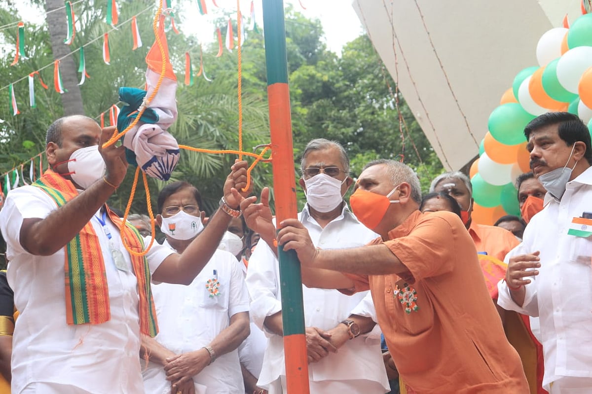 பா.ஜ.க கொடிக் கம்பத்தில் தேசியக்கொடி ஏற்றி அவமதித்த எல்.முருகன் - சென்னை காவல் ஆணையரிடம் புகார்!