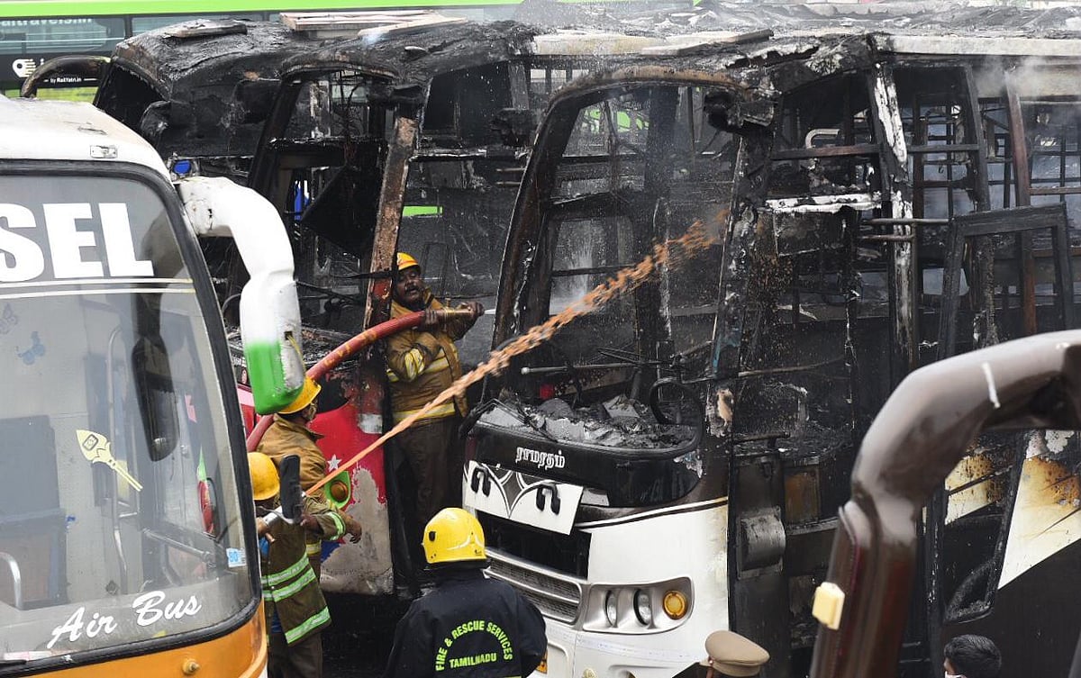 கோயம்பேடு ஆம்னி பஸ் நிலையத்தில் தீ விபத்து : 3 பேருந்துகள் நாசம் - போராடி அணைத்த தீயணைப்புத்துறை!