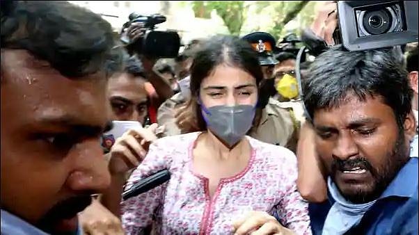 சுஷாந்த் சிங் மரண வழக்கில் திடீர் திருப்பம்: தோழி ரியா சக்ரபோர்த்தி போதை மருந்து தடுப்பு போலிஸாரால் கைது!