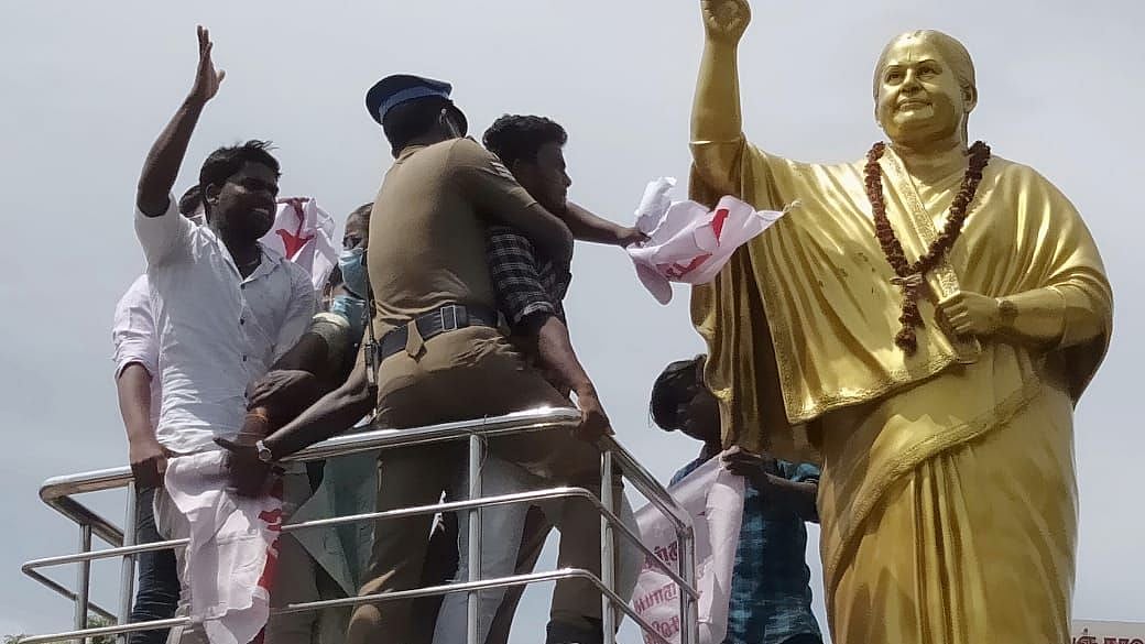 நீட் தேர்வை ரத்து செய்ய முயலாத அ.தி.மு.க அரசு : ஜெயலலிதா சிலைக்கு மனு அளித்து மாணவர்கள் போராட்டம்!