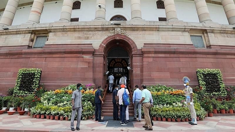 கொரோனா அச்சம்: மழைக்காலக் கூட்டத்தொடரை முன் கூட்டியே முடிக்க வார விடுமுறையிலும் கூடும் நாடாளுமன்றம் !