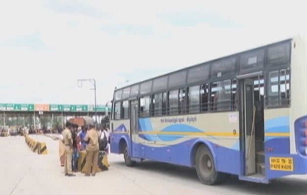 டோல்கேட் கட்டணம் செலுத்த முடியாமல் நிறுத்தி வைக்கப்பட்ட அரசுப் பேருந்து : அதிகரிக்கும் தனியார் அடாவடி !
