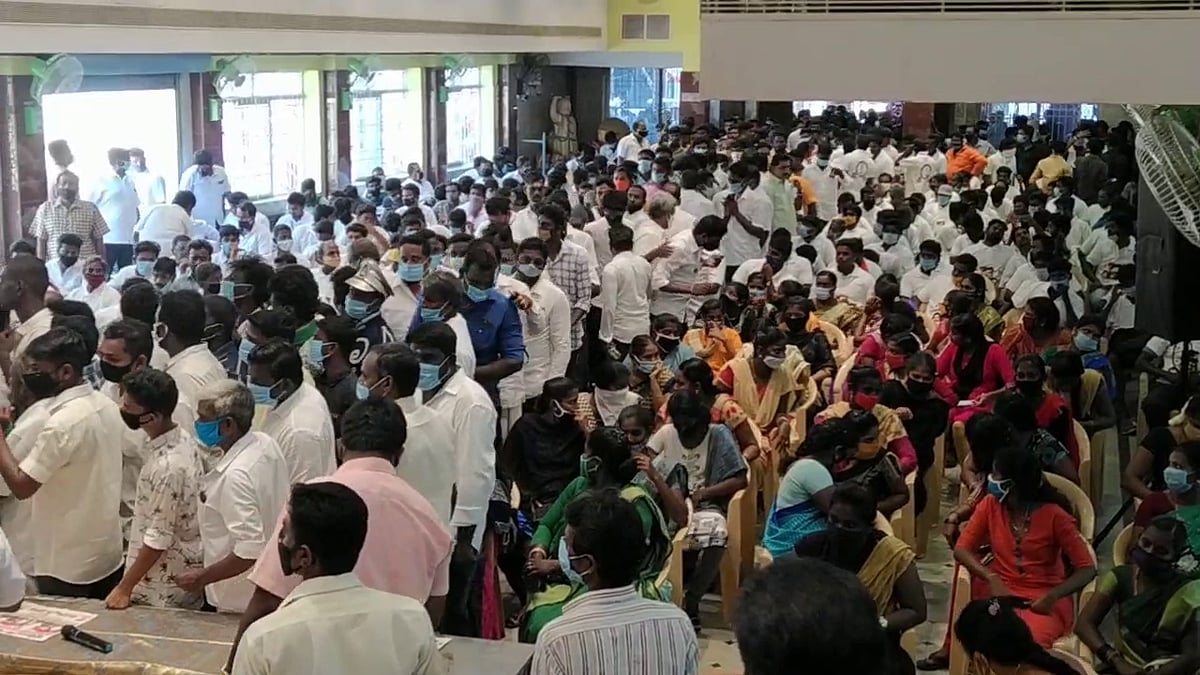 ஊருக்குதான் உபதேசம் போல? காஞ்சிபுரத்தில் உறுப்பினர் சேர்க்கைக்காக  கூடி கொரோனாவை பரப்பும் அதிமுகவினர்..!