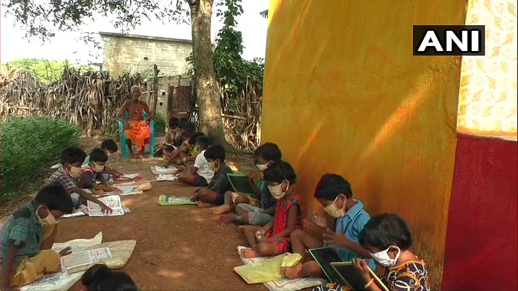 75 ஆண்டுகளுக்கும் மேலாக கட்டணமின்றி மரத்தடியில் குழந்தைகளுக்குப் பாடம் சொல்லித் தரும் அபூர்வ மனிதர்!