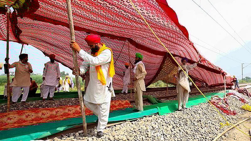 பஞ்சாப் விவசாயிகள் 2வது நாளாக ரயில் மறியல் - நாடு முழுவதும் வேளான் மசோதாவை எதிர்த்து வழுக்கும் போராட்டம்!