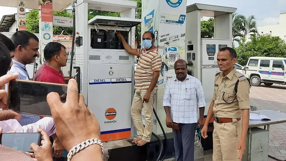 நூதனமான முறையில் வாடிக்கையாளர்களிடத்தில் பெட்ரோல் திருடிய பங்குகளுக்கு சீல் : தமிழகத்தில் இது சாத்தியமா ?