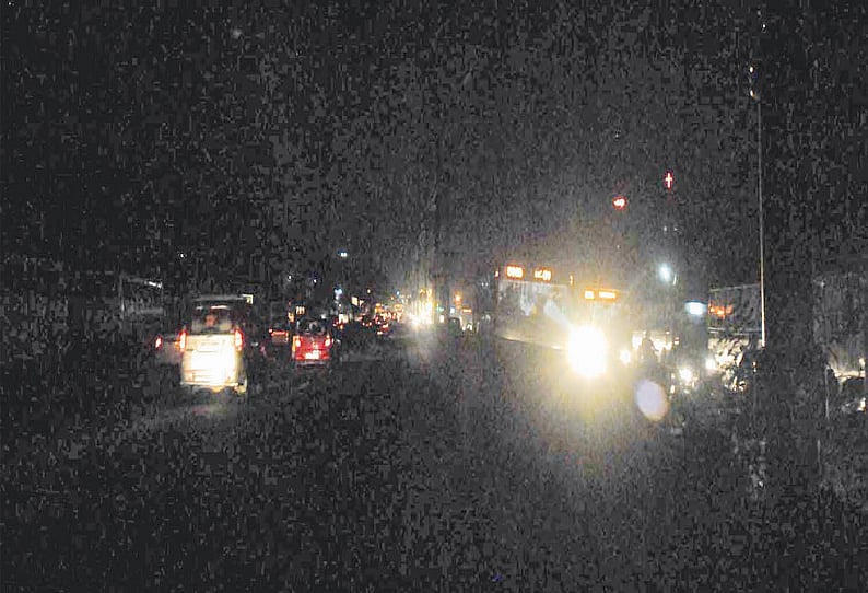 இருட்டில் கிடக்கும் மாநகராட்சி : மின் விளக்குகளை சீரமைப்பதில் ஏன் அலட்சியம் ? - கோவை தி.மு.க MLA கேள்வி!