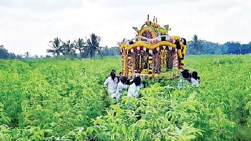 விவசாய நிலத்தில் சடலத்தை எடுத்துச் செல்லும் அவலம் : மயான பாதையின்றி தவிக்கும் கிராம மக்கள்!
