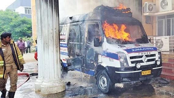 செங்கல்பட்டில் தீ பிடித்து எரிந்த 108 ஆம்புலன்ஸ்: தமிழகத்தில் தொடரும் ஆம்புலன்ஸ் விபத்து - என்ன காரணம்?