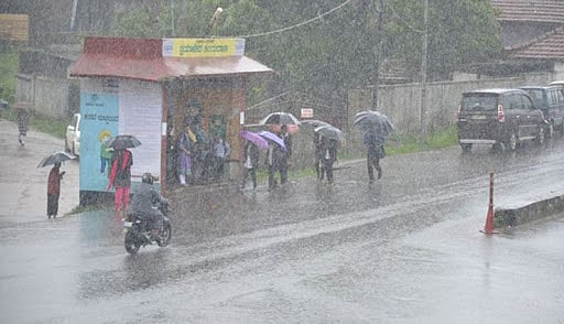 தமிழகத்தில் அடுத்த 2நாட்களுக்கு 10 மாவட்டங்களில் மிக கனமழைக்கு வாய்ப்பு; மீனவர்களுக்கு சூறாவளி எச்சரிக்கை