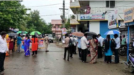 NEET வழிகாட்டு நெறிமுறைகளில் குளறுபடி: உணவருந்த முடியாமல் தவிக்கும் தேர்வர்கள் -பெற்றோர்கள் குற்றச்சாட்டு