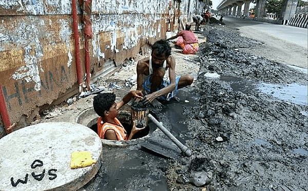ஆன்லைன் வகுப்புக்கு ஸ்மார்ட்போன் வாங்க கழிவு நீரை அகற்றிய மாணவனுக்கு உதவிக்கரம் நீட்டிய உதயநிதி ஸ்டாலின்!