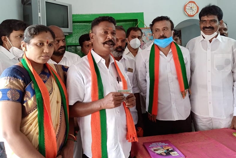 பா.ஜ.க-வில் இணைந்த மதுரை சலூன் கடைக்காரர் மீது கந்து வட்டி புகார் - தலைமறைவு! 