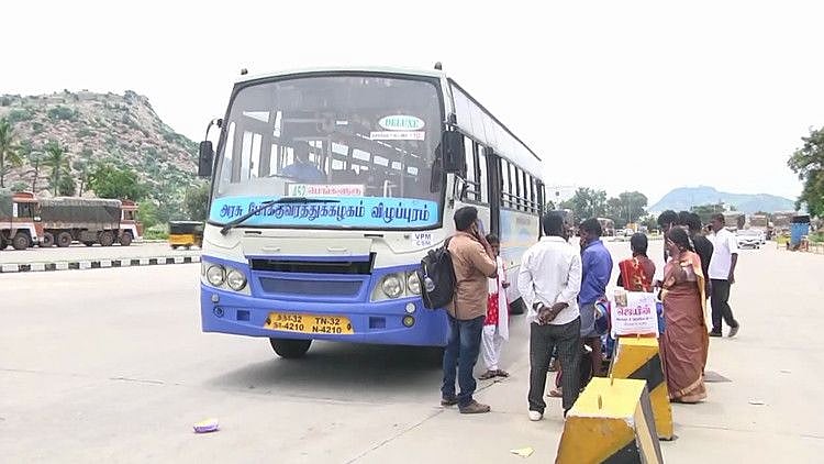 டோல்கேட் கட்டணம் செலுத்த முடியாமல் நிறுத்தி வைக்கப்பட்ட அரசுப் பேருந்து : அதிகரிக்கும் தனியார் அடாவடி !