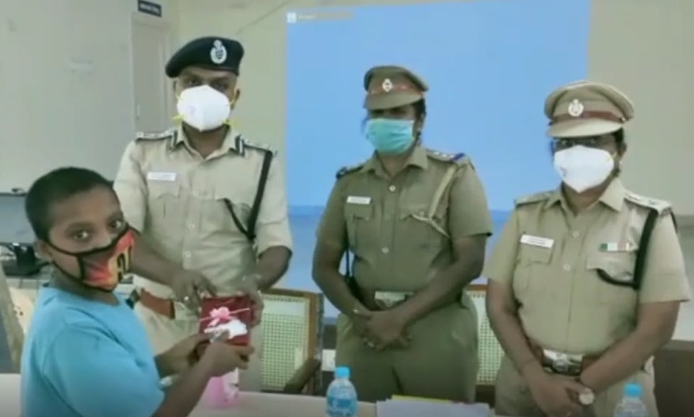 ஆன்லைன் வகுப்புக்கு செல்போன் இல்லாததால் திருடனாக மாறிய சிறுவனுக்கு உதவிக்கரம் நீட்டிய சென்னை பெண் போலிஸ்!
