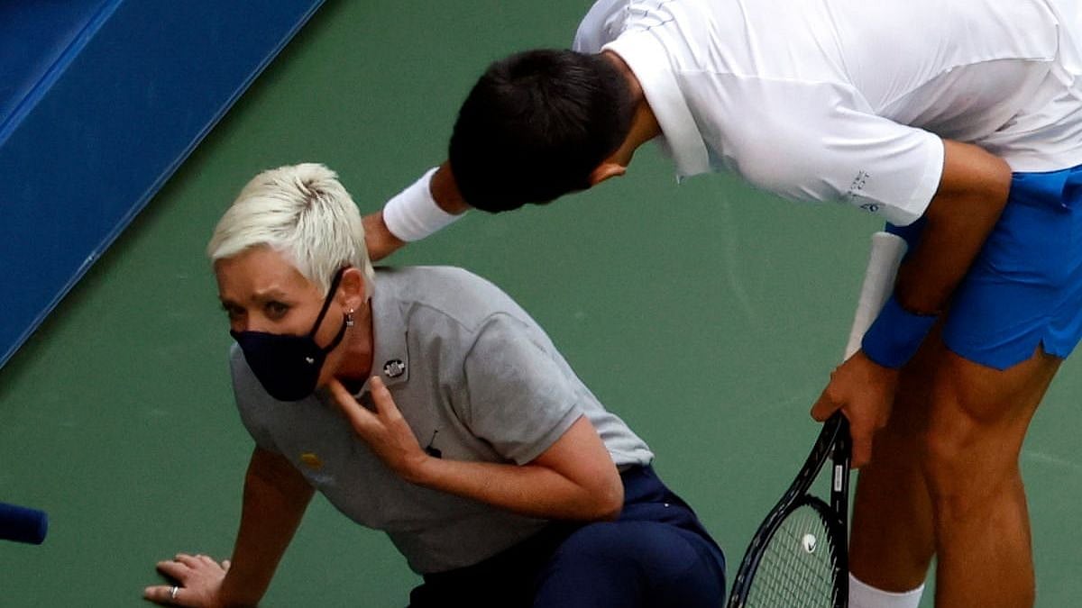 பெண் நடுவரை பந்தால் தாக்கிய ஜோகோவிச்: அமெரிக்க ஓப்பன் தொடரிலிருந்து வெளியேற்றம் - மிஸ் ஆன கிராண்ட்ஸ்லாம்!