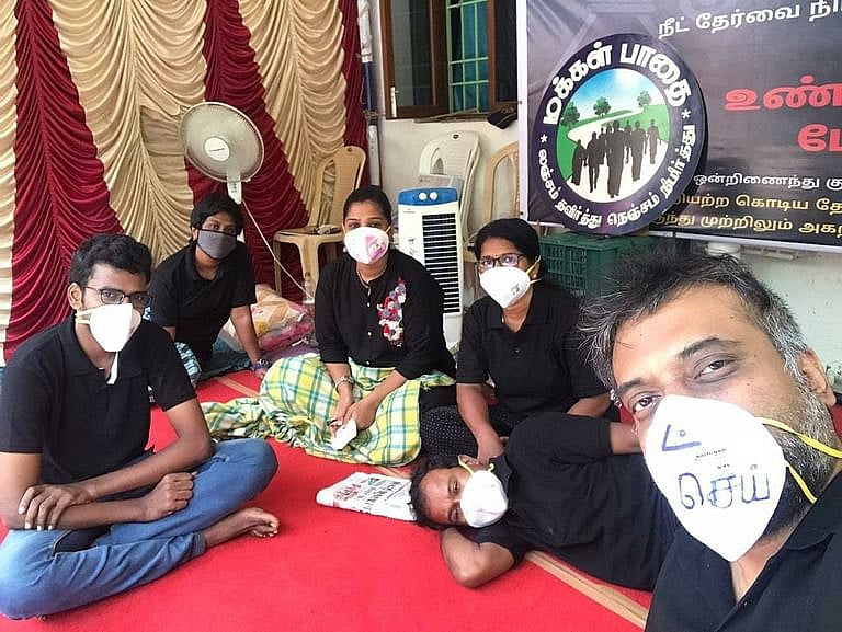 நீட் ரத்து கேட்டு போராடிய மக்கள் பாதை இயக்கத்தினர்... குண்டுக்கட்டாக கைது செய்த எடப்பாடியின் காவல்துறை!