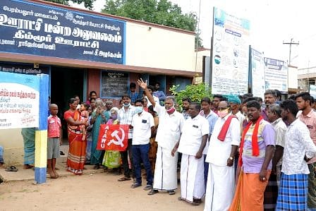 100 நாள் வேலைதிட்டத்தில் டிராக்டர் ஏறி பலியான பெண் குடும்பத்தினருக்கு தி.மு.க மா.செ நேரில் சென்று ஆறுதல்!