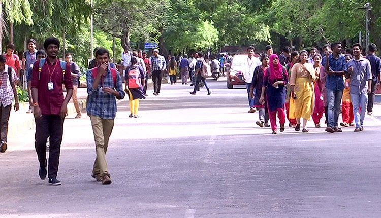 செப்.,15 க்கு பிறகு கல்லூரிகளில் இறுதி பருவத் தேர்வு - அமைச்சர் அறிவிப்பால் மாணவர்கள் அச்சம்!