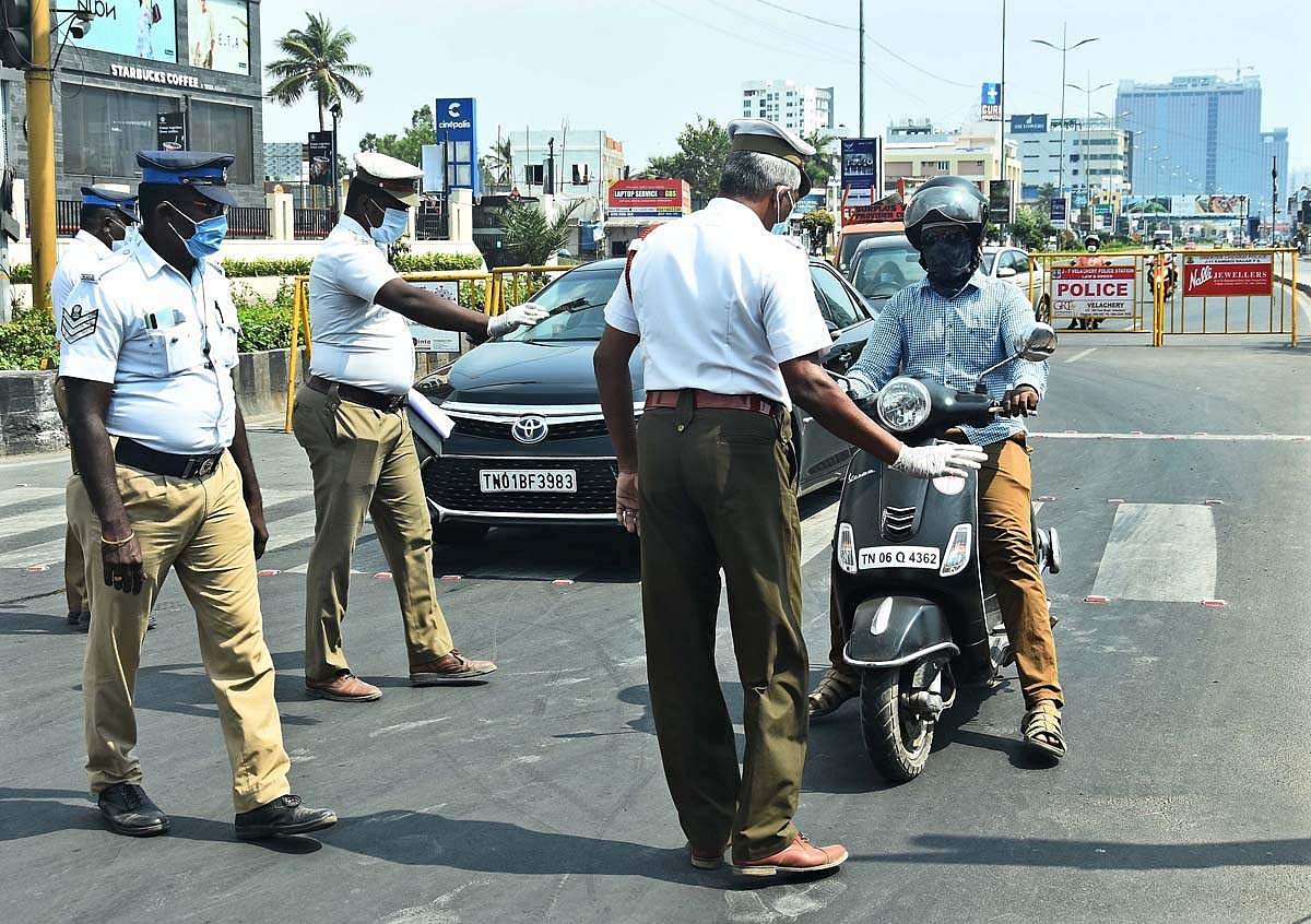 மாஸ்க் அணியாமல், சமூக இடைவெளியை கடைப்பிடிக்காவிடில் கடும் அபராதம்: அவசரம் சட்டம் இயற்ற தமிழக அரசு திட்டம்