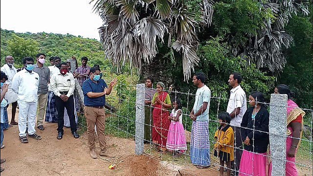 ஒடுக்கப்பட்ட சமூகத்தினர் செல்லமுடியாத வகையில் கம்பி வேலி - நேரில் சென்று தீர்வு கண்ட தி.மு.க எம்.பி!
