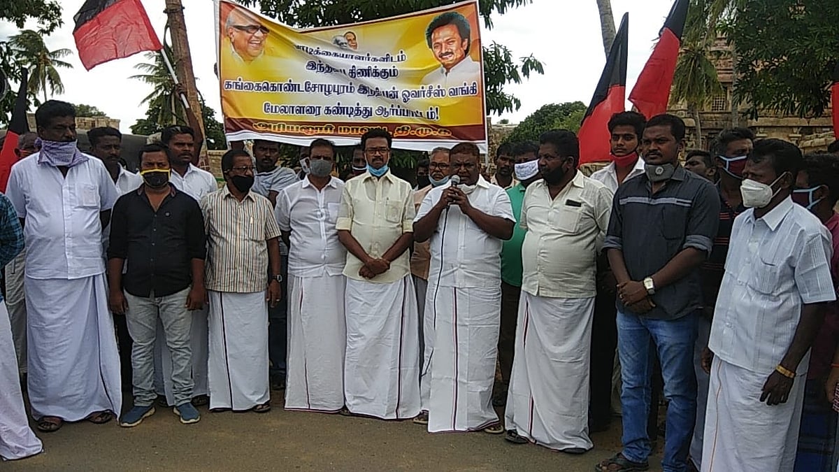 வங்கியில் இந்தி திணிப்பு : தி.மு.க ஆர்ப்பாட்டத்தையடுத்து மேலாளர் பணியிடமாற்றம்!