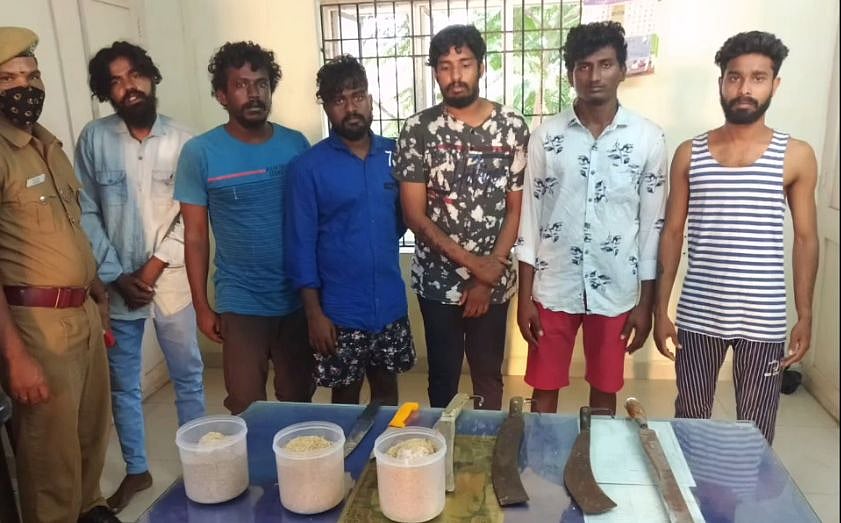 அ.தி.மு.க ஆட்சியில் தலைதூக்கும் வெடிகுண்டு கலாச்சாரம்: வெடிகுண்டுகளுடன் சிக்கிய ரவுடி கும்பலால் பரபரப்பு!