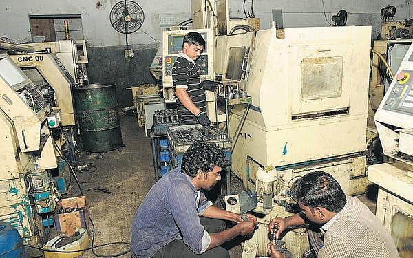 GST, பணமதிப்பிழப்பால் நாதியற்று போன சிறு,குறு தொழில்கள்: வேலை வாய்ப்பை தரும் 1லட்சம் தொழிற்சாலைகள் மூடல்!