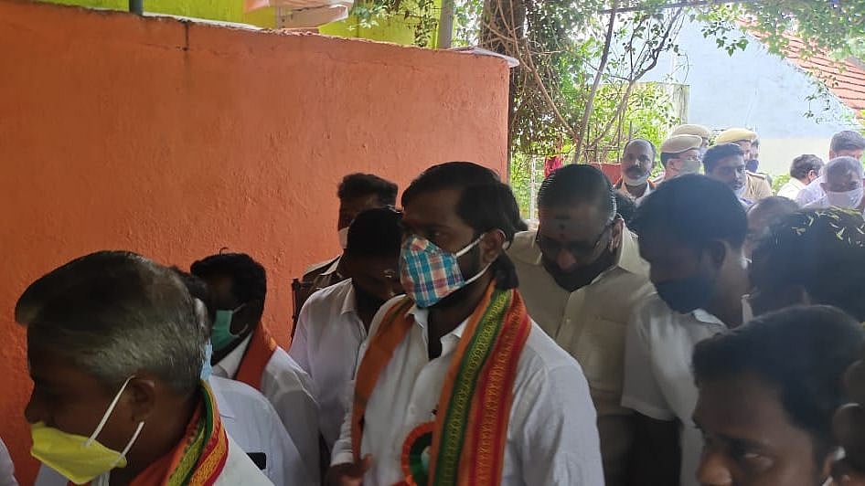 பா.ஜ.க.,வில் சேர வந்த ரவுடிகள் கூட்டம் : போலிஸைக் கண்டதும் தலைதெறிக்க ஓடியதால் பரபரப்பு!