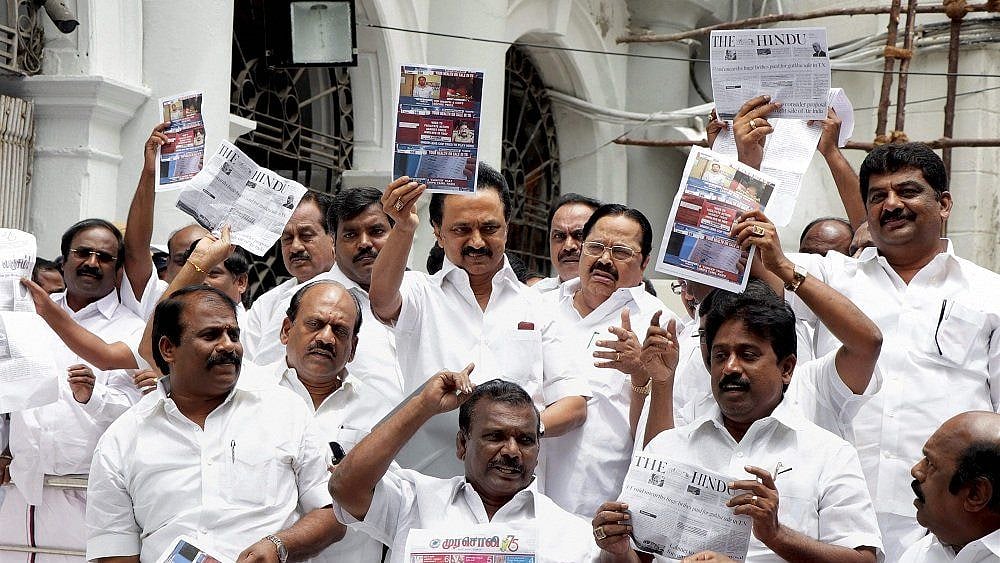 மு.க.ஸ்டாலின் உட்பட 18 தி.மு.க எம்.எல்.ஏக்கள் மீதான உரிமை மீறல் நோட்டீஸ்சுக்கு இடைக்கால தடை : ஐகோர்ட்  !