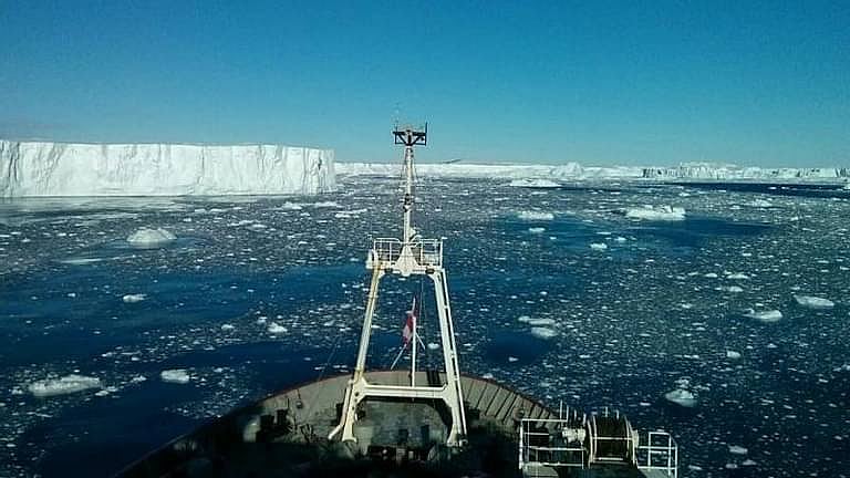 “உருகும் பனிப்பாறை : உலக நாடுகள் ஒன்றுபடவில்லை என்றால் நாம் அழிந்துபோவோம்” : சூழலியல் போராளிகள் ஆவேசம்!