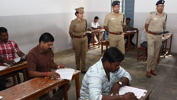 சப்-இன்ஸ்பெக்டர் பணிக்கான தேர்வில் முறைகேடு : காவல்துறையை சேர்ந்தவர்களே முறைகேடுகளுக்கு காரணம் என புகார்!
