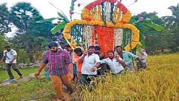 விவசாய நிலத்தில் சடலத்தை எடுத்துச் செல்லும் அவலம் : மயான பாதையின்றி தவிக்கும் கிராம மக்கள்!