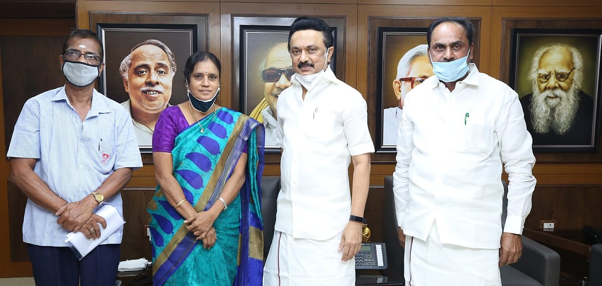 “சட்டரீதியாக துணைநின்றதற்கு நன்றி” : தி.மு.க தலைவர் மு.க.ஸ்டாலினுடன் சுபஸ்ரீயின் பெற்றோர் சந்திப்பு!