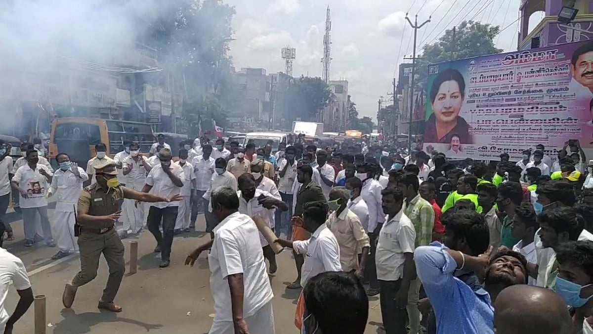 ஊருக்குதான் உபதேசம் போல? காஞ்சிபுரத்தில் உறுப்பினர் சேர்க்கைக்காக  கூடி கொரோனாவை பரப்பும் அதிமுகவினர்..!