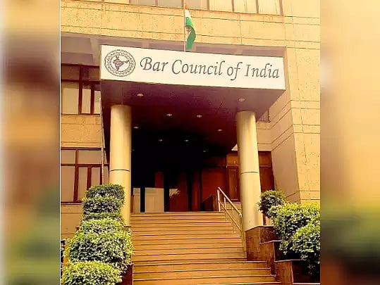 பள்ளி, கல்லூரிகளில் படித்திருந்தால் சட்டம் படிக்க விண்ணப்பிக்கலாம் - திருத்தம் கொண்டுவர ஐகோர்ட் பரிந்துரை