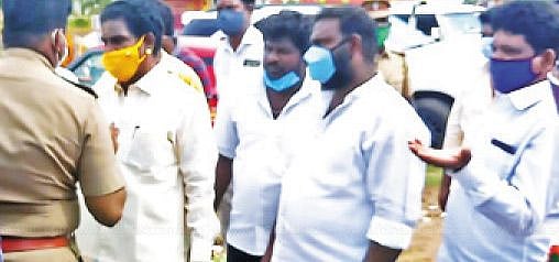 பா.ஜ.க.,வில் சேர வந்த ரவுடிகள் கூட்டம் : போலிஸைக் கண்டதும் தலைதெறிக்க ஓடியதால் பரபரப்பு!