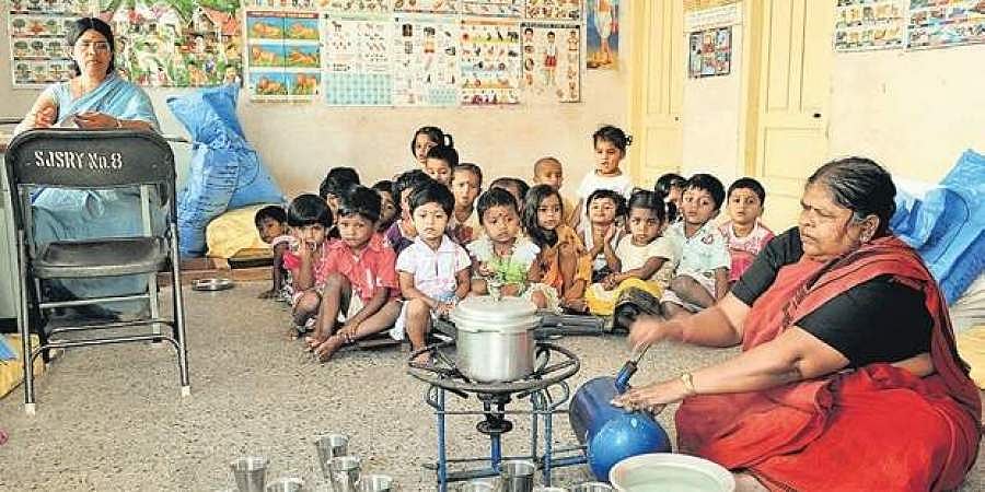 அங்கன்வாடி மையங்கள் மூடல்: உணவு கிடைக்காமல் அவதியுறும் குழந்தைகள்- அரசுகள் பதிலளிக்க சுப்ரீம் கோர்ட் ஆணை!