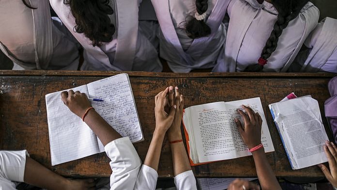 நேருவின் கொள்கைகள், குஜராத் கலவரம் உள்ளிட்ட பாடங்கள் நீக்கம் - திட்டமிட்டு காய்நகர்த்தும் பா.ஜ.க!